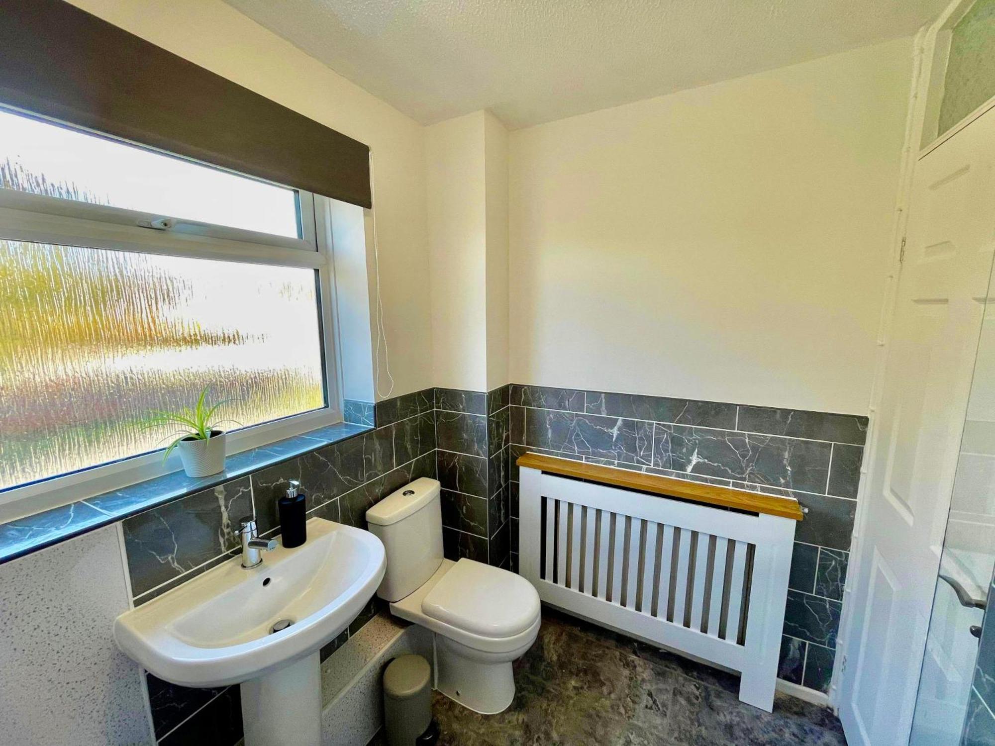 Spacious 3 Bed House, Sleeps 6, Free Parking - 14 Millers Close 莱明斯特 外观 照片