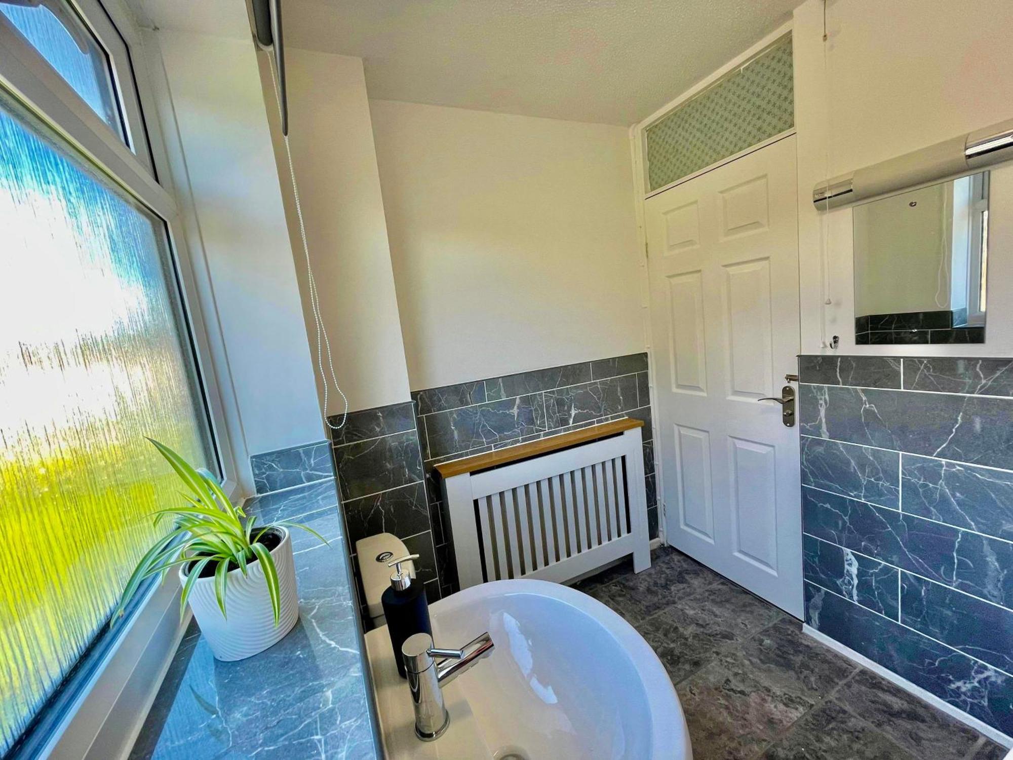 Spacious 3 Bed House, Sleeps 6, Free Parking - 14 Millers Close 莱明斯特 外观 照片